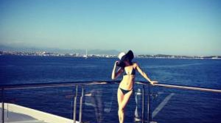 Juliette Lewis su uno yacht a Cannes