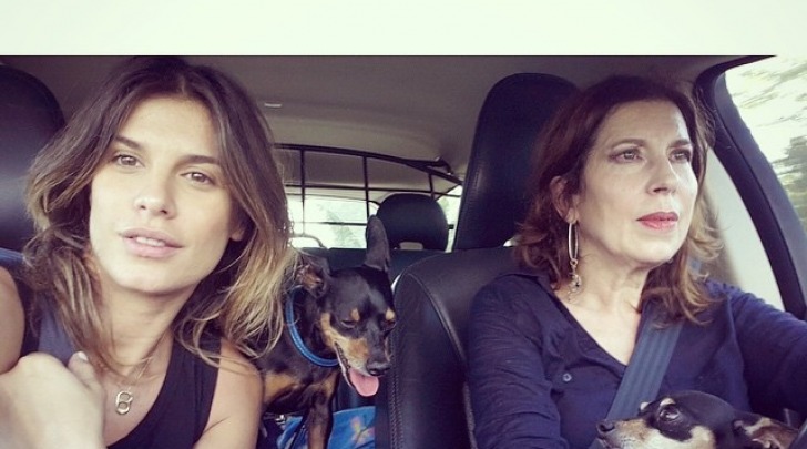 Elisabetta Canalis incinta riceve i fiori da un ammiratore