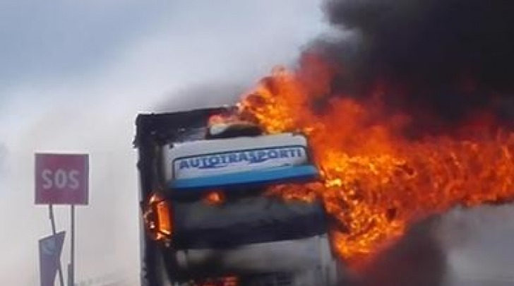 tir in fiamme-foto ansa