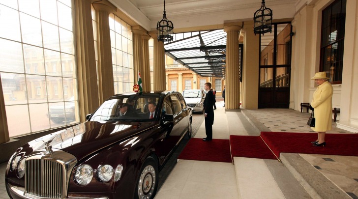 La Regina Elisabetta abbandona Buckingham Palace, foto da infophoto