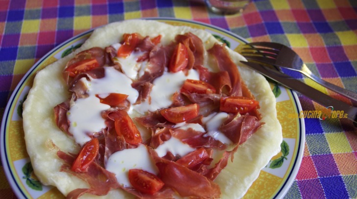 Pizza “Spuntino Al Mare” Pomodorini, Stracchino e Prosciutto – Senza Glutine