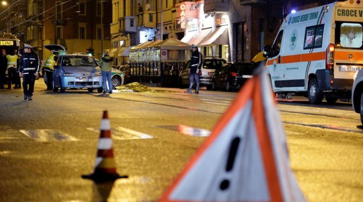 Ubriaco investe con auto pedoni a Torino