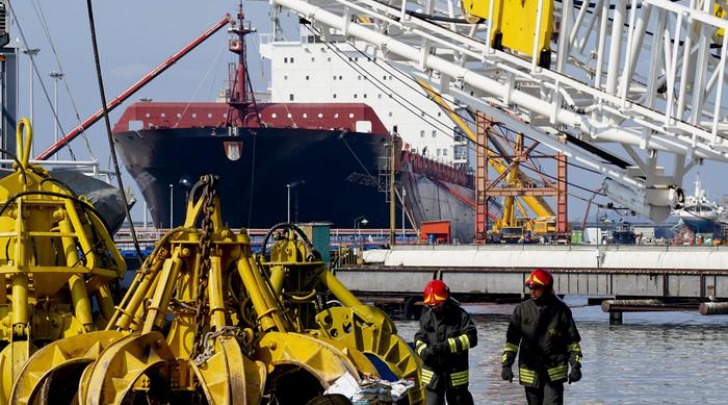 Scoppia bombola su imbarcazione, tre operai feriti a Napoli