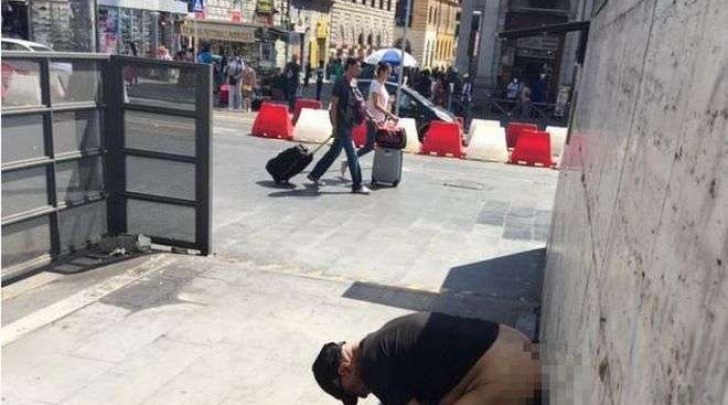 Uomo defeca in centro a Roma