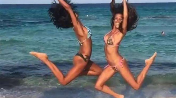 Federica Nargi, sexy acrobazie a Formentera (Instagram)