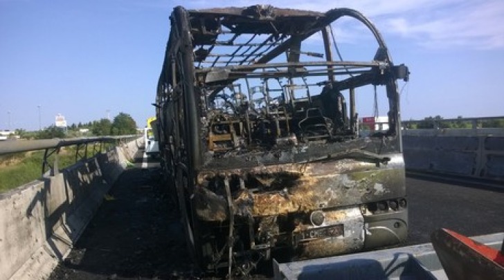 bus fiamme A/14