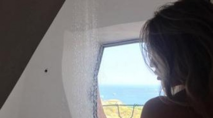 Claudia Galanti nuda sotto la doccia