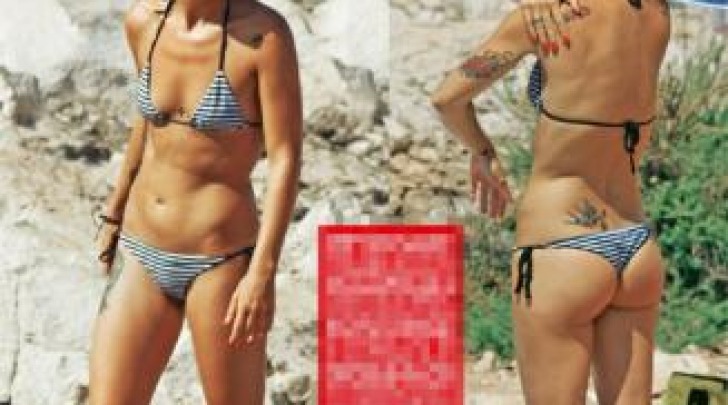 Alessandra Amoroso lato b bikini