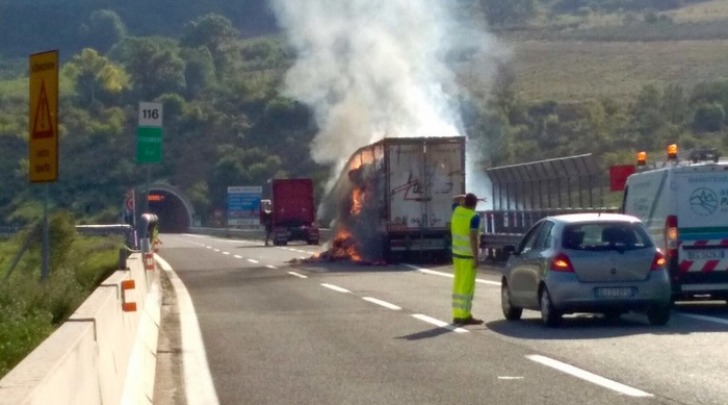 camion a fuoco-foto ansa