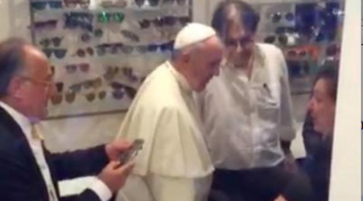 Papa Francesco nel negozio di occhiali