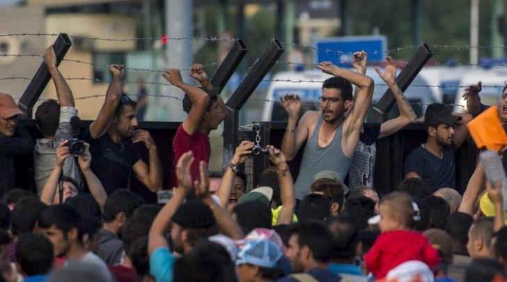 Migranti protestano al confine ungherese