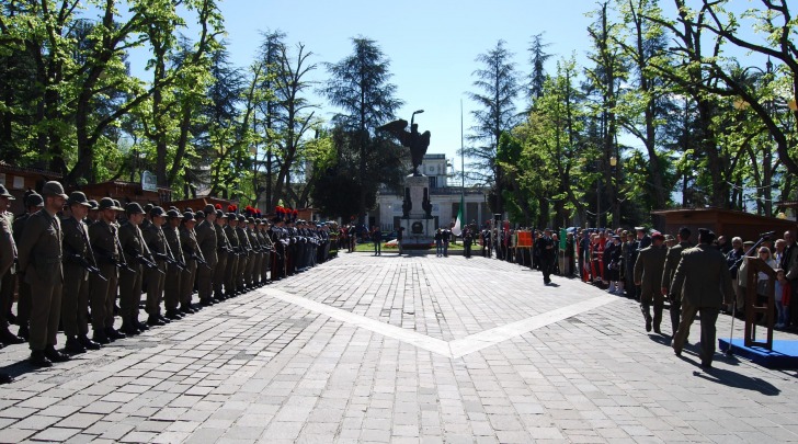 corona al monumento caduti-foto repertorio