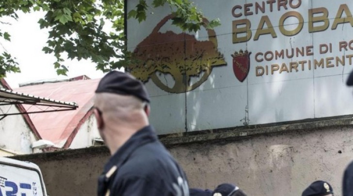 Blitz in centro accoglienza migranti Roma