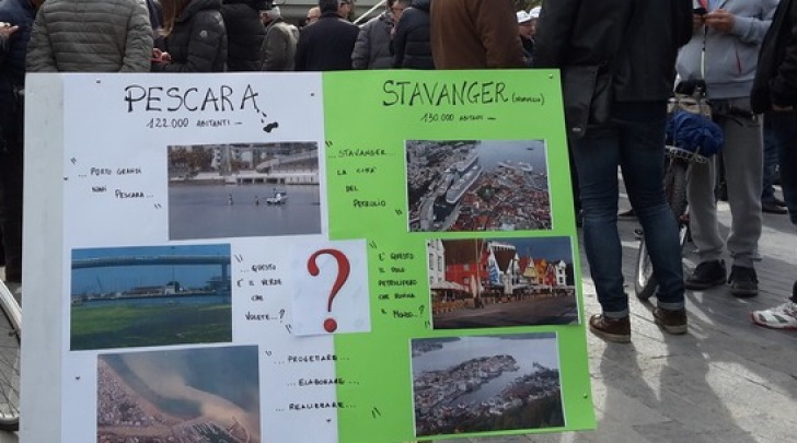 Manifestazione in piazza della Rinascita a Pescara