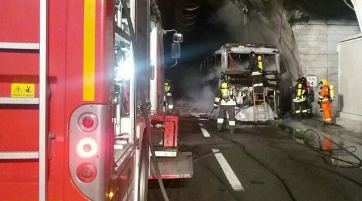 A24, Bus in fiamme nel Tunnel Del Gran Sasso