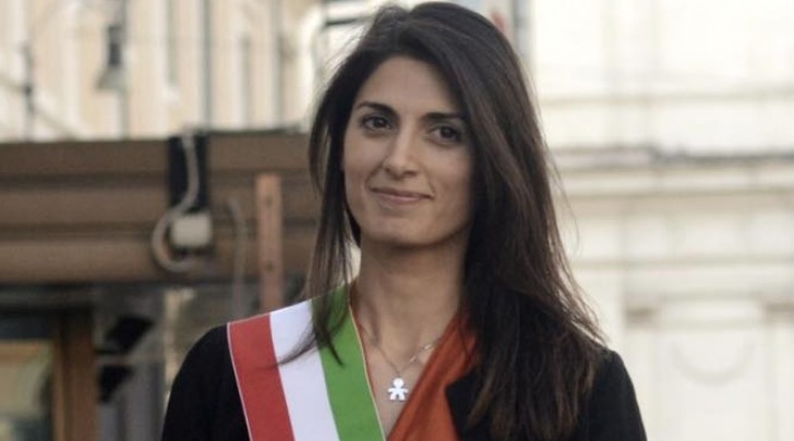 Virginia Raggi con la fascia tricolore