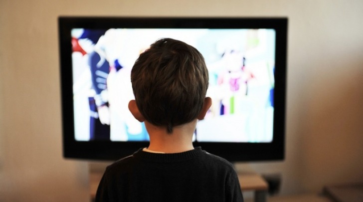 bimbi che guardano la Tv