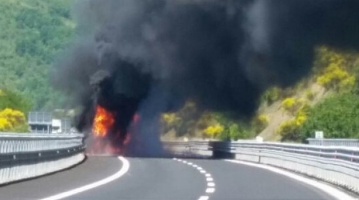 fiamme in autostrada
