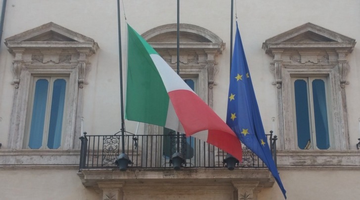 Bandiere a mezz'asta a Palazzo Chigi