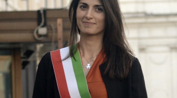 Virginia Raggi con la fascia tricolore - foto facebook