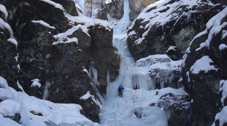 cascata di ghiaccio - foto di repertorio