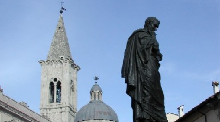 La statua di Ovidio a Sulmona