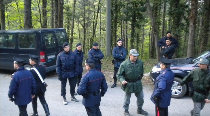 Carabinieri sul luogo del rirovamento del cadavere