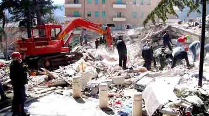 Il palazzo di Via Campo di Fossa a poche ore dal crollo