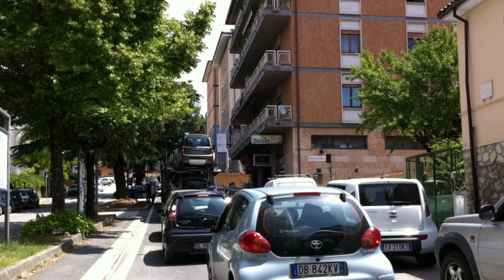 Il tir porta auto bloccato in Via De Gasperi