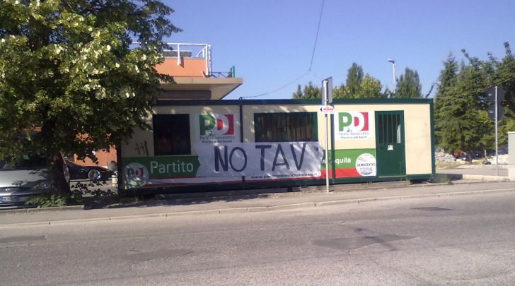 Lo striscione apparso stamattina sulla sede del Pd aquilano