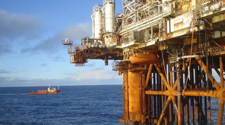 Una piattaforma petrolifera off shore