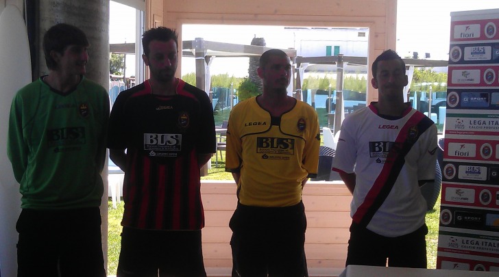 La delegazione della squadra presenta le nuove maglie del Lanciano