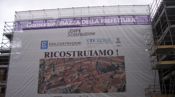 Lo striscione esposto dal Consorzio per sollecitare la ricostruzione