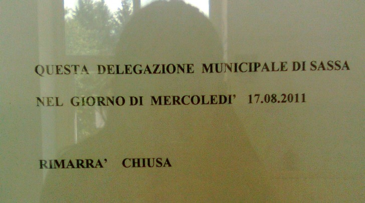 Il cartello che indica la chiusura della Delegazione di Sassa