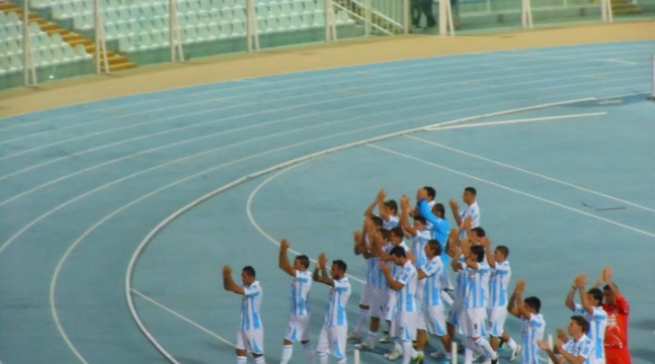 Giocatori del Pescara sotto la curva, dopo la gara con la Real Sociedad