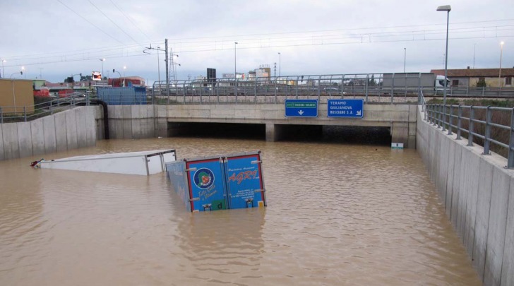 Il sottopassaggio di Mosciano Sant'Angelo durante l'alluvione