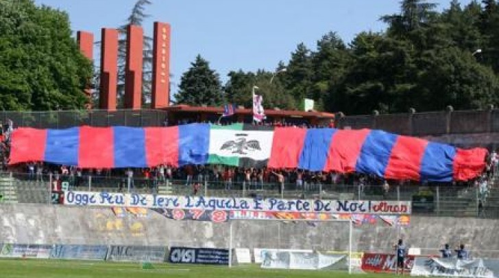 La curva aquilana nell'ultimo derby al "Fattori"