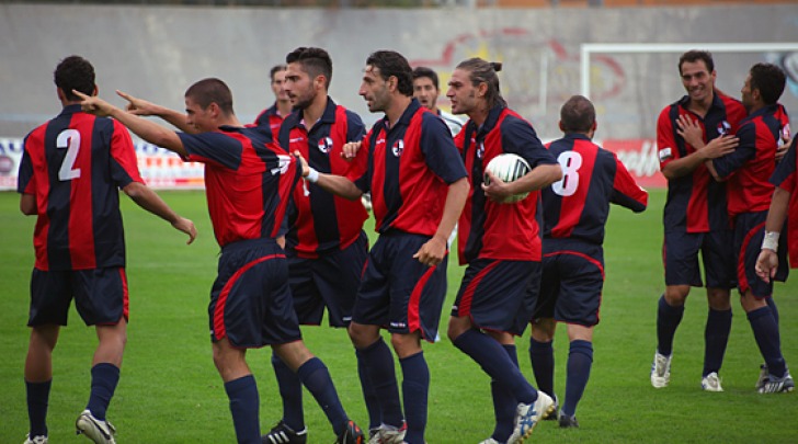 L'esultanza dei giocatori dell'Aquila dopo il gol del pareggio