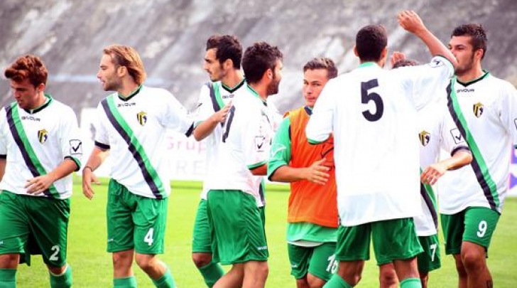 Il Chieti festeggia il gol di Lacarra