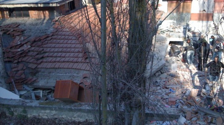 L'edificio di Via Poggio Santa Maria dopo il crollo