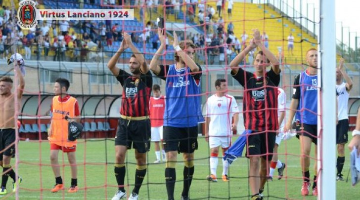 I giocatori della Virtus sotto la curva rosonera