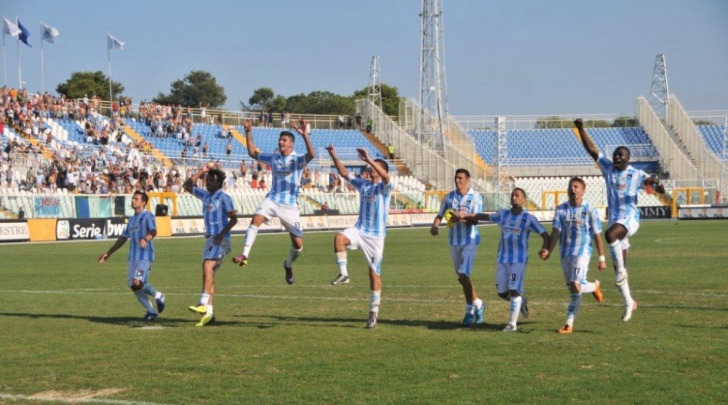 I giocatori del Pescara ringraziano i tifosi