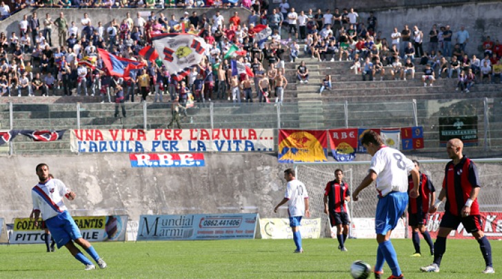 Azione a centrocampo del Fondi