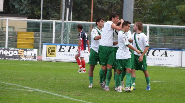 I neroverdi festeggiano il terzo gol all'Isola Liri