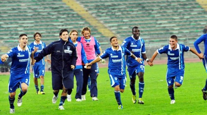 Il Pescara festeggia la vittoria a Bari