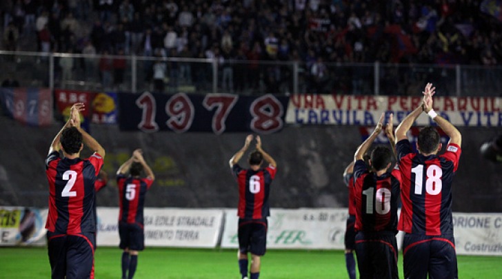 Peppe Giglio alla Curva: "Questo momento è anche suo"