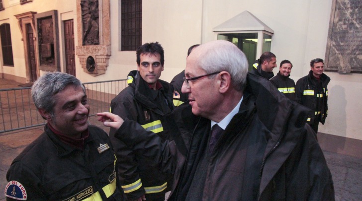 Il prefetto Tronca mentre saluta il funzionario dell'Aquila Pennelli davanti la questura di Torino