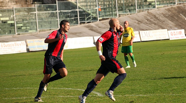 L'esultanza di Improta dopo il gol al Melfi