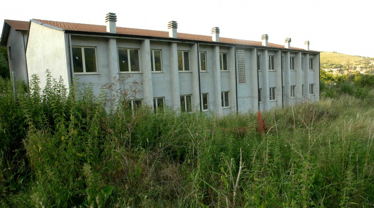 L'edificio comunale incompiuto e abbandonato