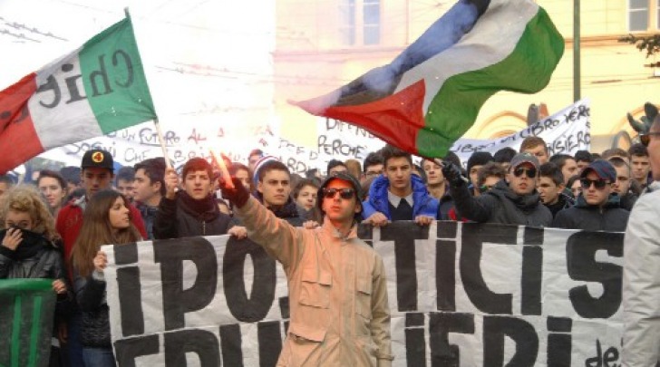 Gli studenti, in corteo, a Largo Cavallerizza